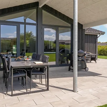 4 Bedroom Gorgeous In Holiday home