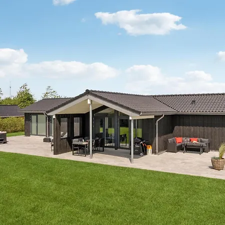 4 Bedroom Gorgeous In Holiday home