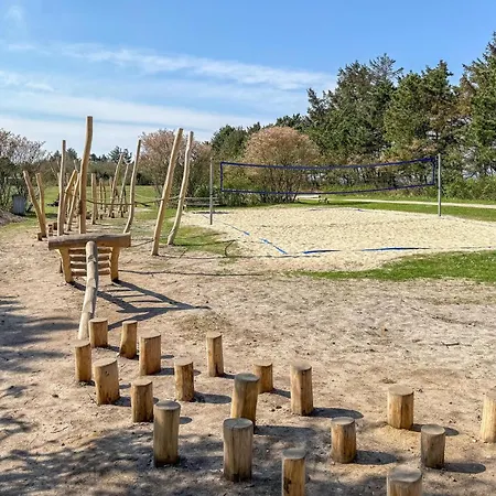 4 Bedroom Gorgeous In Holiday home *