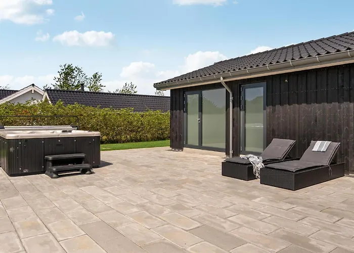 Dom wakacyjny 4 Bedroom Gorgeous In Tarm